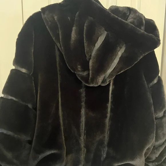 ALO Yoga Black Teddy Jacket - Picture 6 of 7